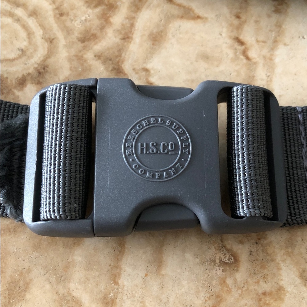 HERSCHEL SUPPLY CO GRAY WAIST BAG / FANNY PACK • 33.5” WAIST MAX - Picture 14 of 15